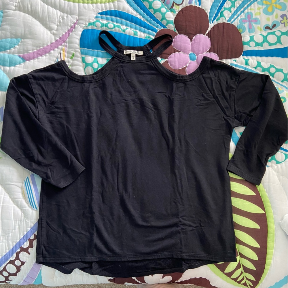 Off-the-shoulder black sweatshirt!